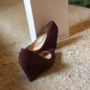 5M, halogen burgundy suede WEDGES!